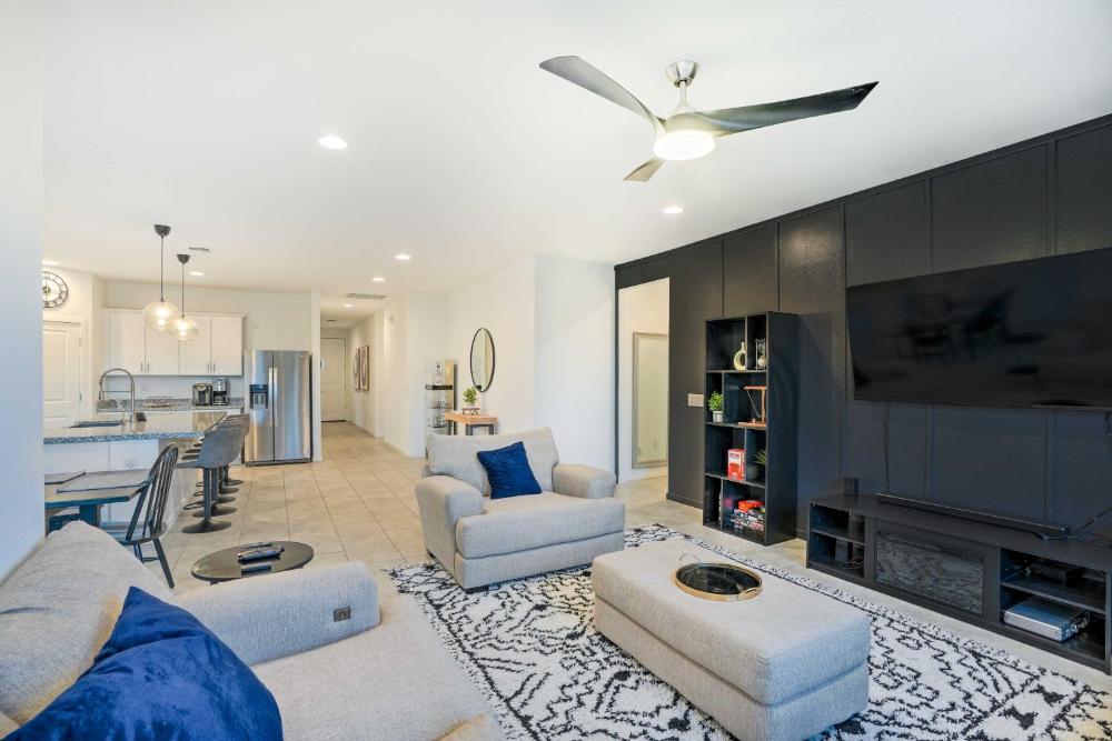 Hot Tub, Putting Green! New-Build Glendale Home